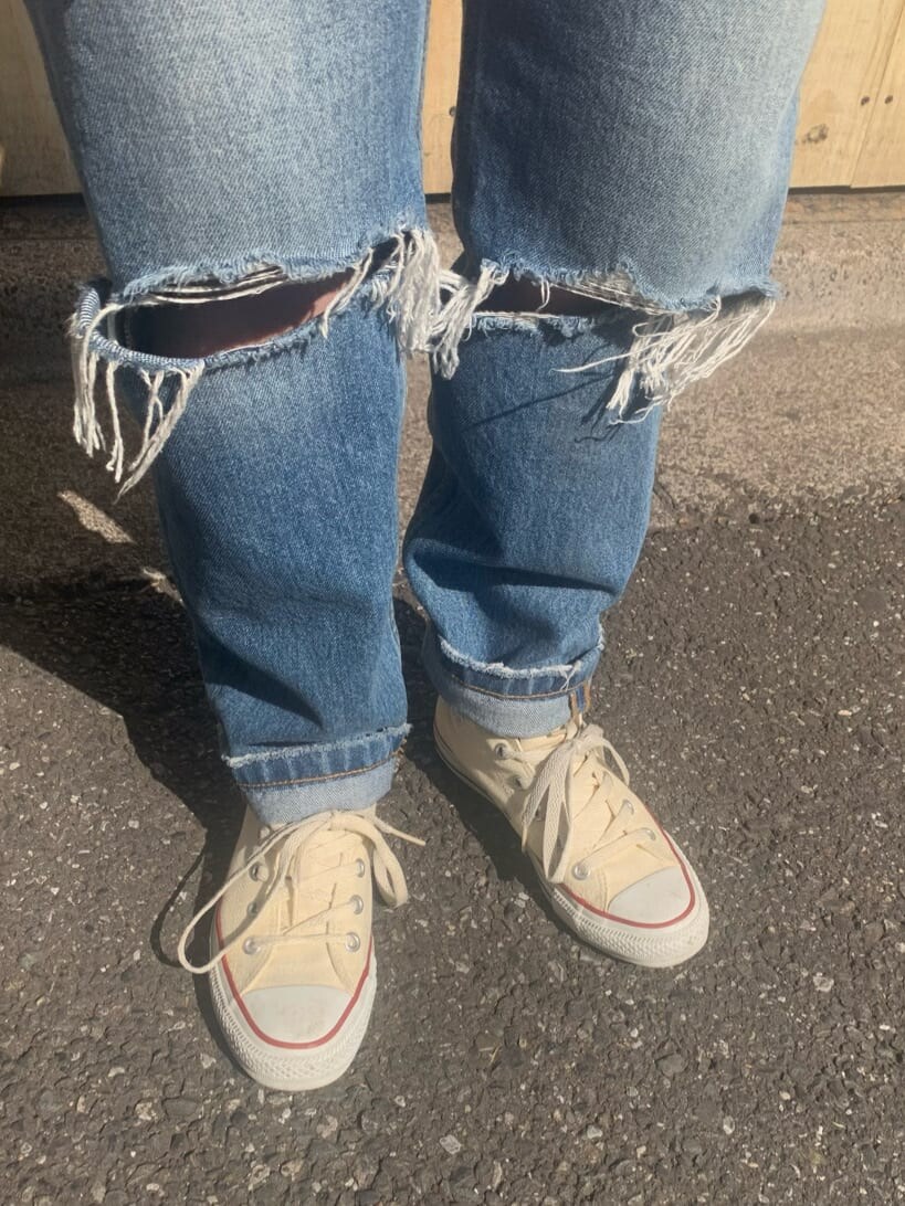 ピンク系のシャツ/ブラウス、ブラック系のTシャツ/カットソー、ブルー系のデニムパンツを着用したレディースの春コーディネートの6枚目の写真