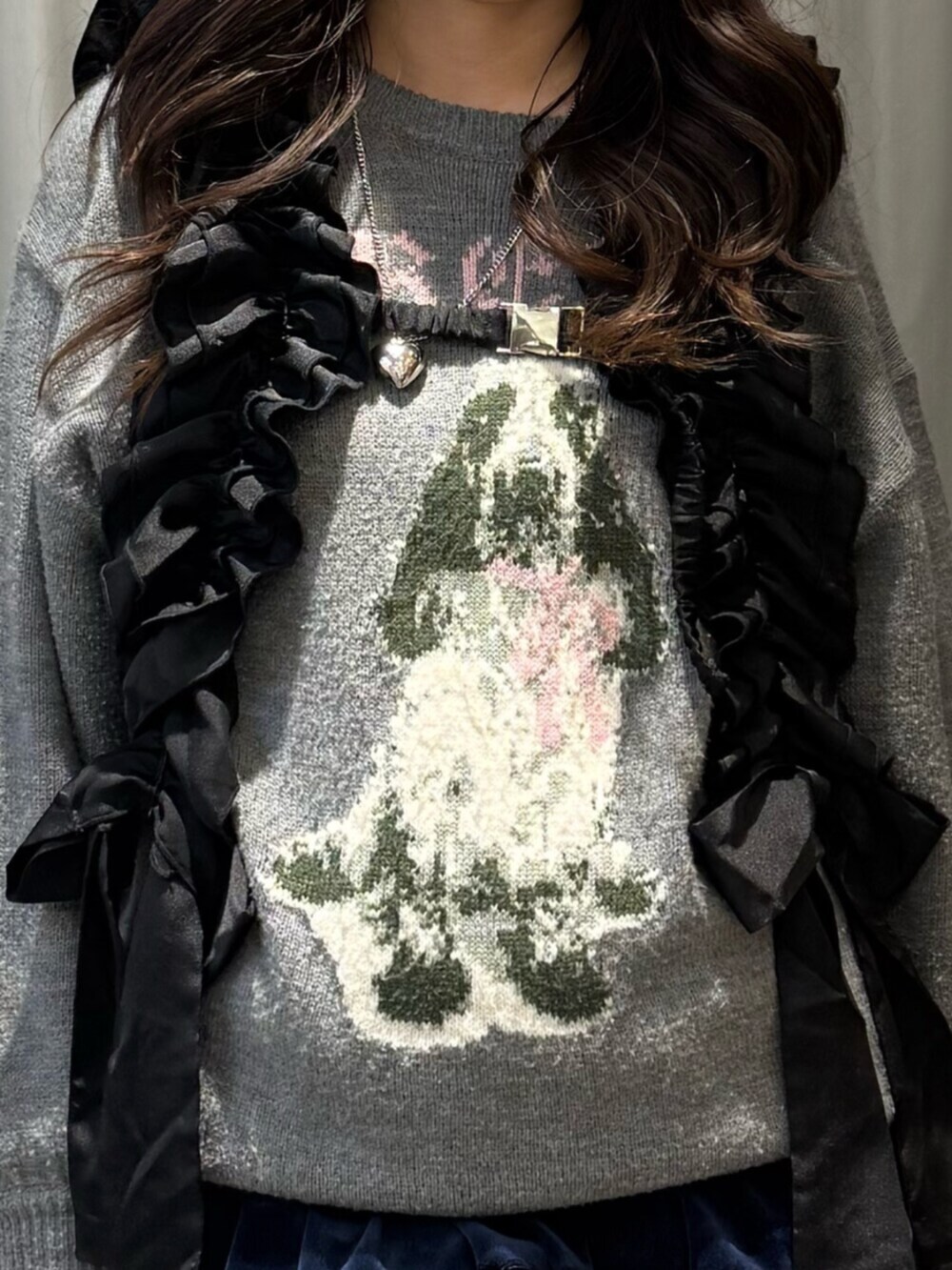 ブルー系のスカート、ブラック系のブーツ、グレー系のニット/セーターを着用したレディースの冬コーディネートの6枚目の写真