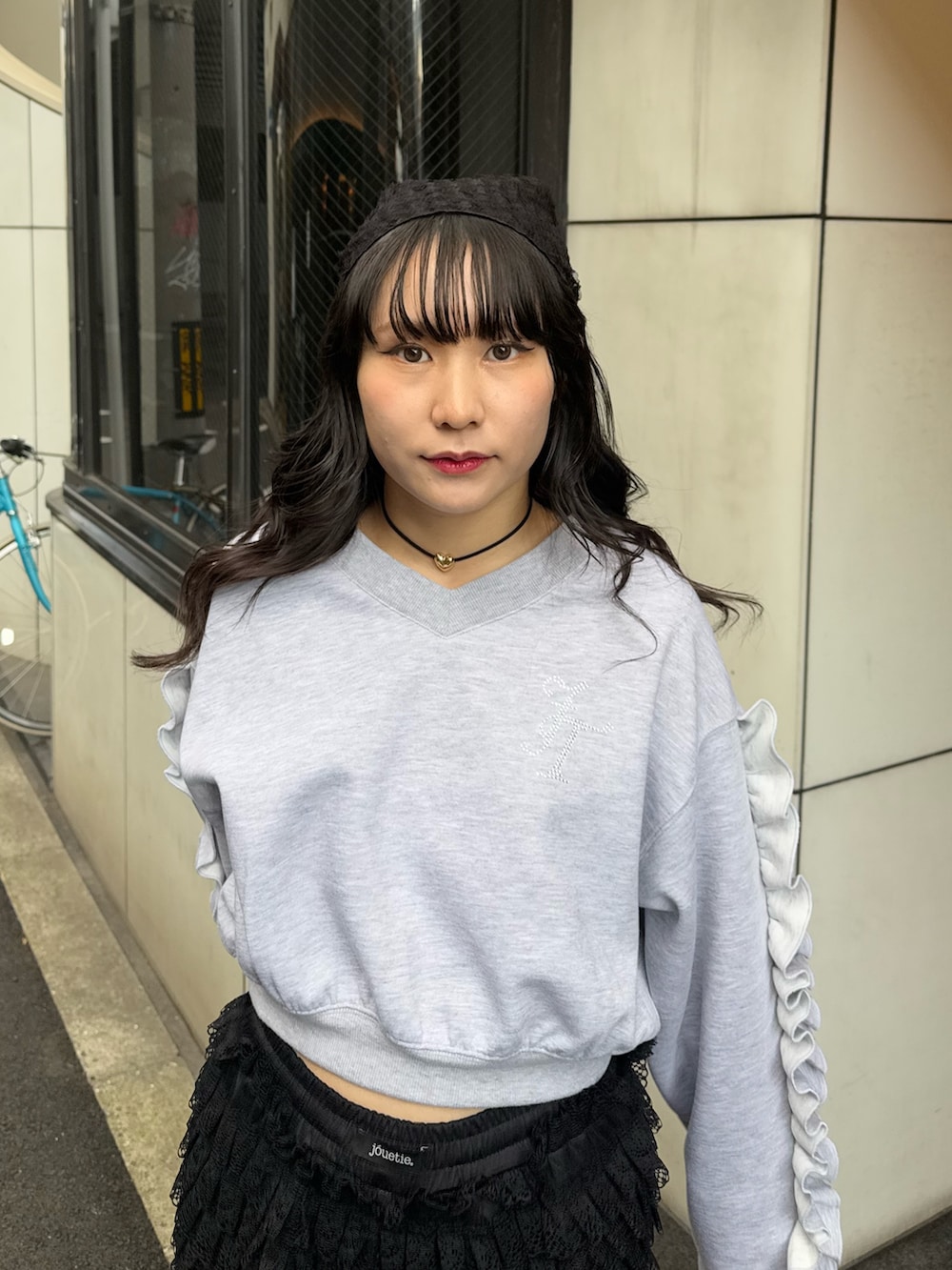 ブラック系のブーツ、ブラック系のその他パンツ、グレー系のスウェットを着用したレディースの冬コーディネートの5枚目の写真