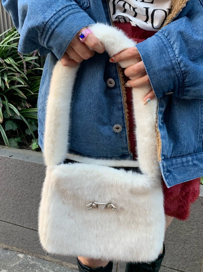 ブルー系のその他アウター、ホワイト系のTシャツ/カットソー、ピンク系のスカートを着用したレディースの秋コーディネートの7枚目の写真