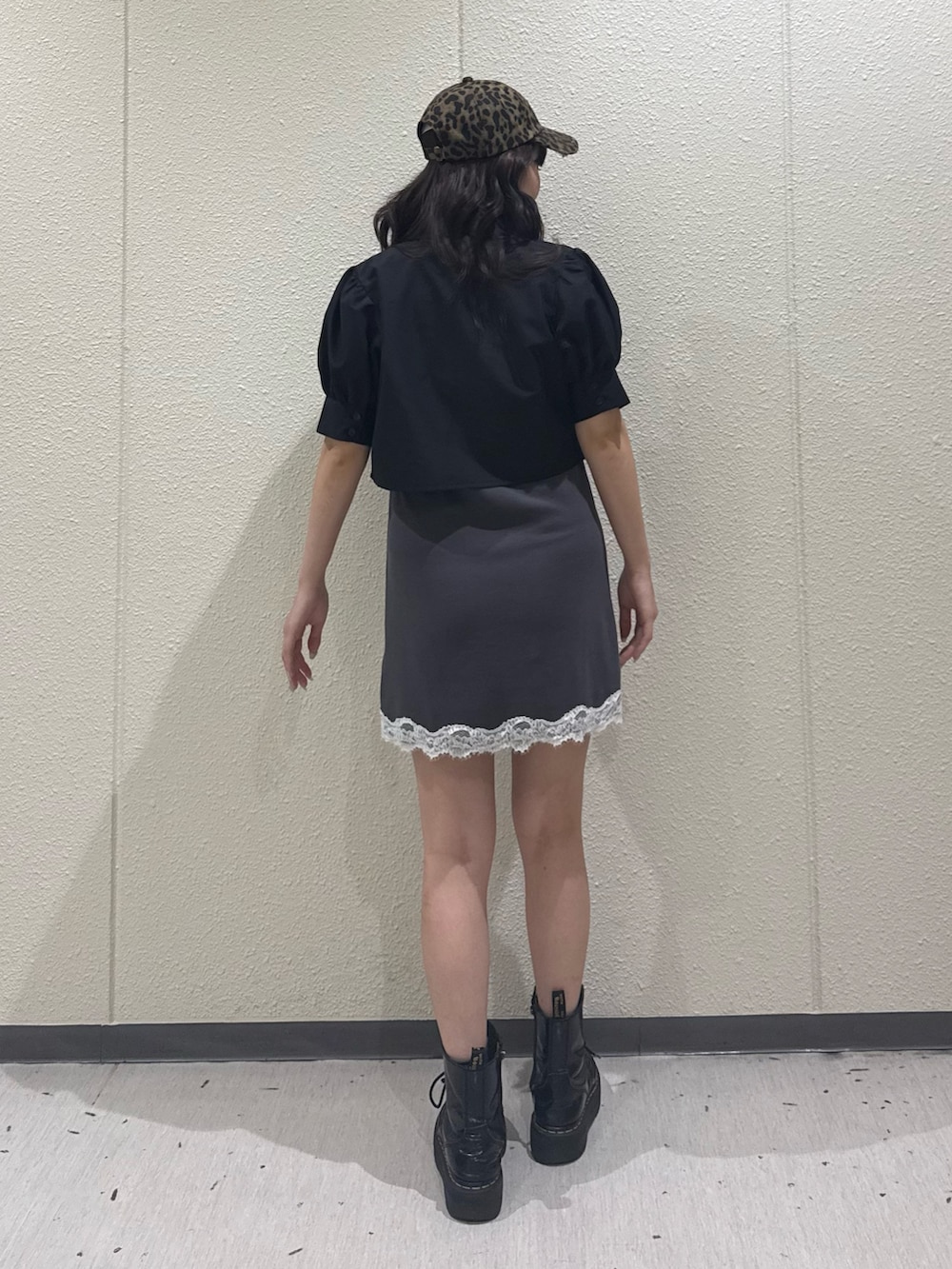 ブラック系のワンピース、ブラック系のシャツ/ブラウス、ブラウン系のキャップを着用したレディースの夏コーディネートの3枚目の写真