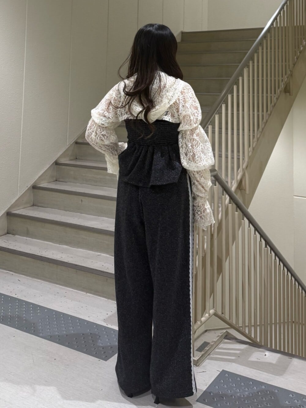 ブラック系のパンプス、ホワイト系のカーディガン/ボレロ、ブラック系のキャミソールを着用したレディースの春コーディネートの5枚目の写真