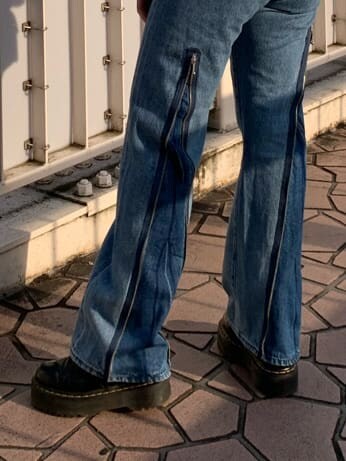 グリーン系のキャミソール、ピンク系のハンドバッグ、ブルー系のデニムパンツを着用したレディースの夏コーディネートの6枚目の写真