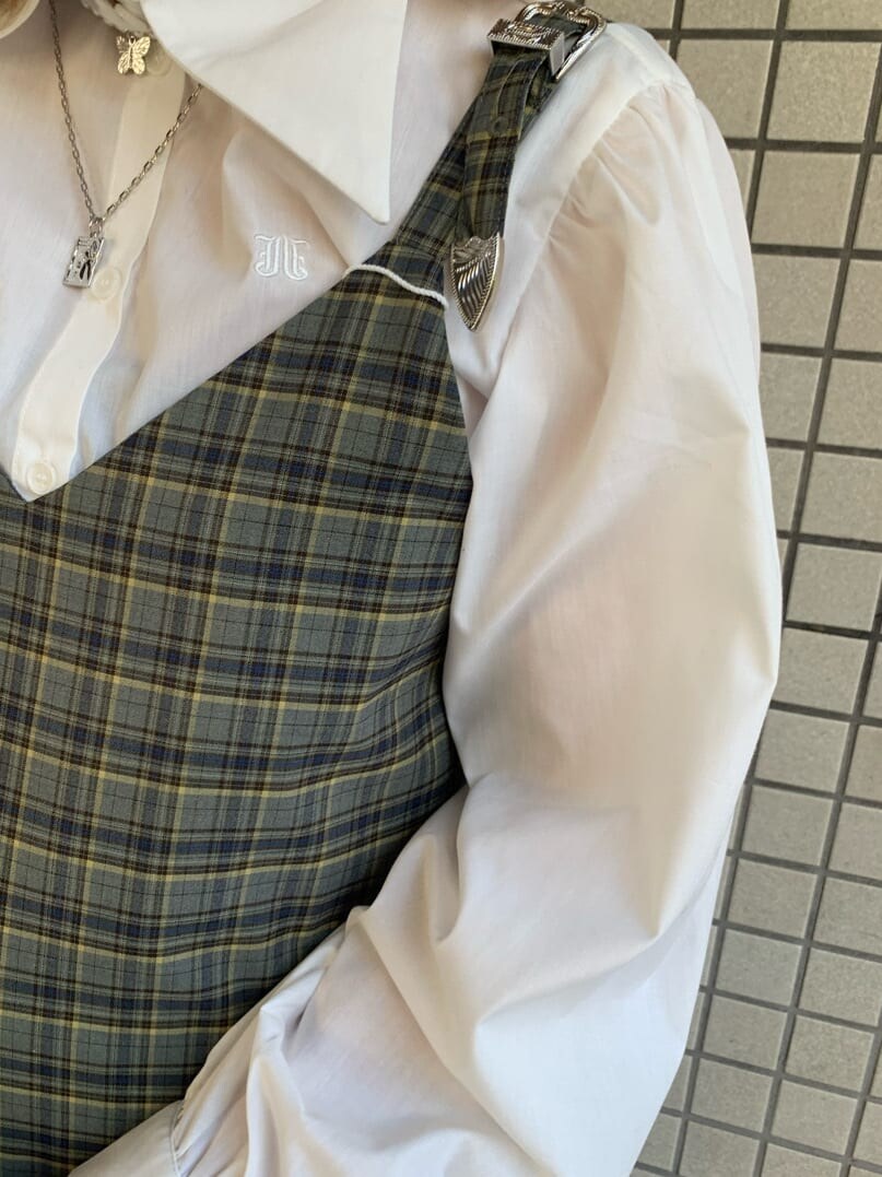 グレー系のワンピース、ホワイト系のシャツ/ブラウス、ホワイト系のハンドバッグを着用したレディースの秋コーディネートの6枚目の写真