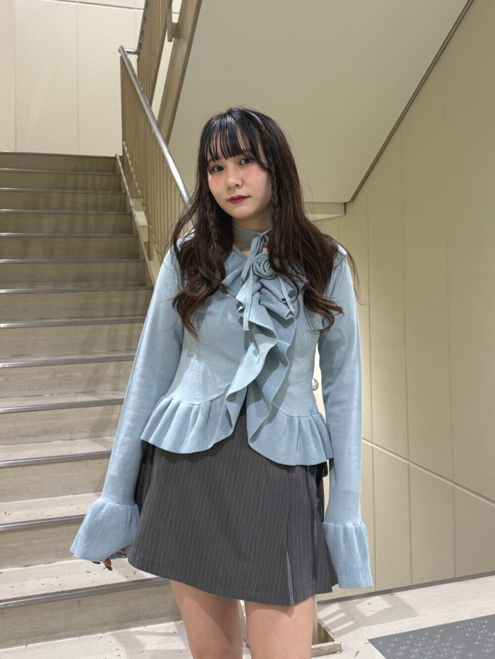 ブラック系のブーツ、グレー系のスカート、ブルー系のニット/セーターを着用したレディースの冬コーディネートの8枚目の写真