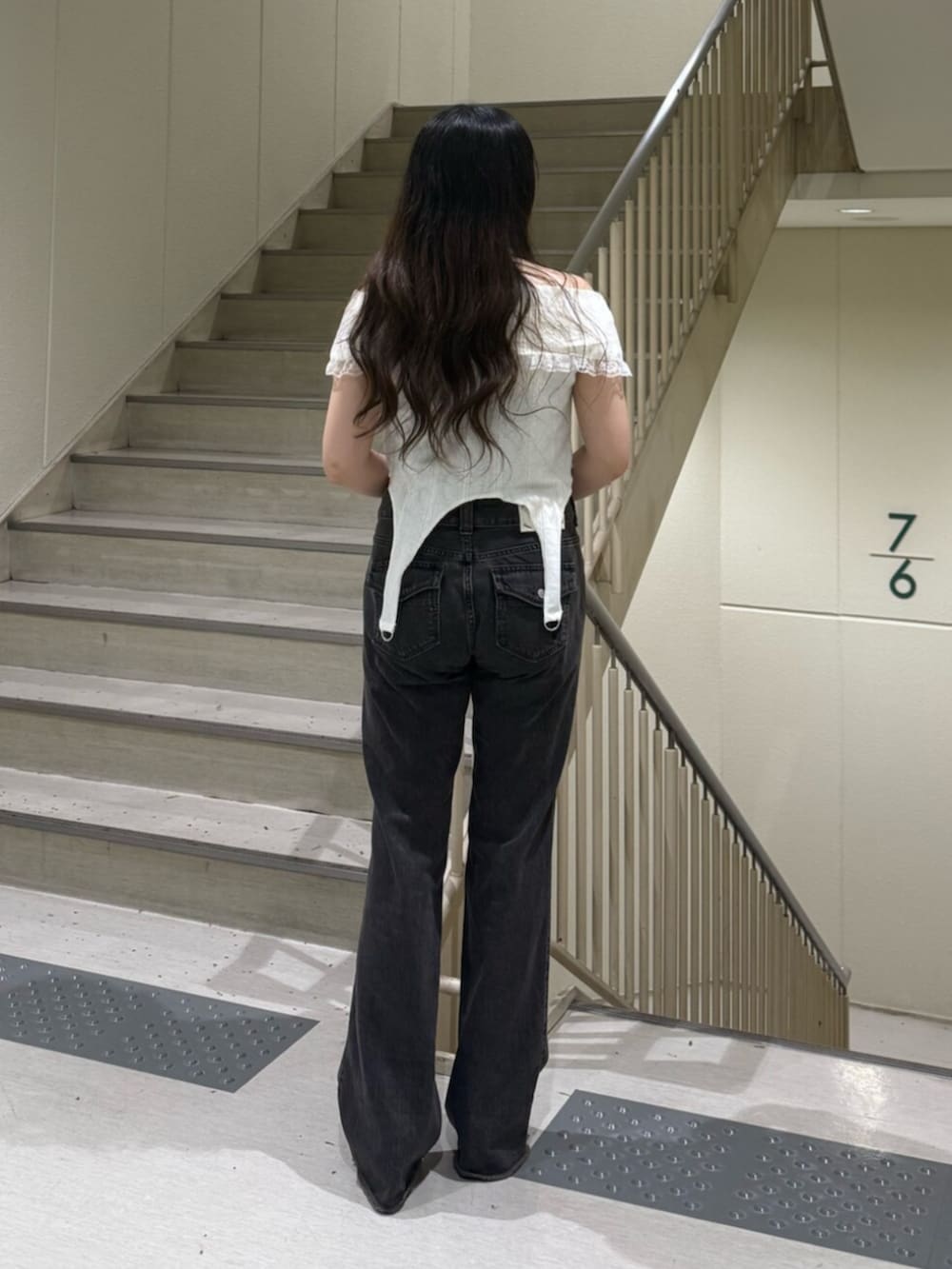 ブラック系のパンプス、ブラック系のデニムパンツ、ホワイト系のTシャツ/カットソーを着用したレディースの夏コーディネートの3枚目の写真