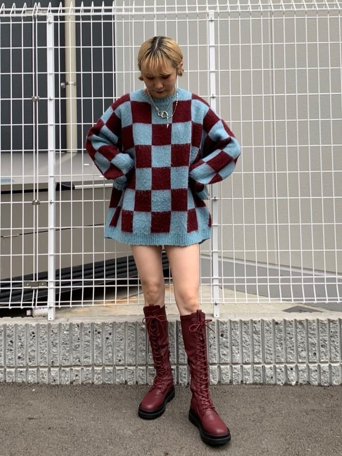 ブルー系のニット/セーター、レッド系のブーツを着用したレディースの秋コーディネートの2枚目の写真