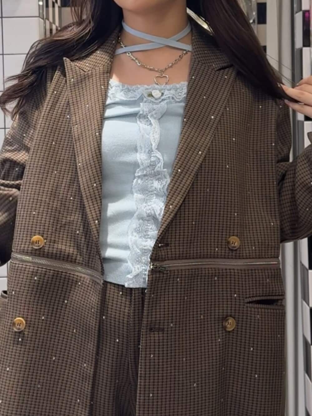 ブラウン系のテーラードジャケット、ブラウン系のその他パンツ、ブルー系のニット/セーターを着用したレディースの秋コーディネートの6枚目の写真