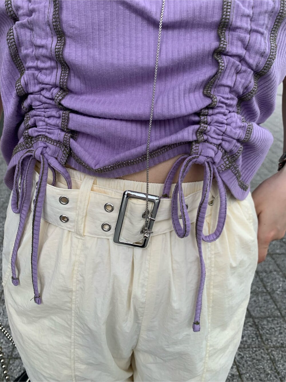 ブラック系のボストンバッグ、ホワイト系のその他パンツ、パープル系のTシャツ/カットソーを着用したレディースの夏コーディネートの7枚目の写真