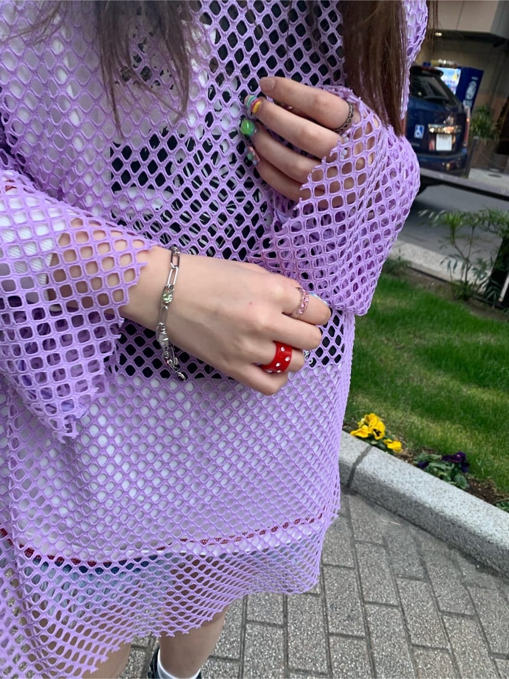 ホワイト系のTシャツ/カットソー、ブルー系のデニムパンツ、ブラック系のブーツを着用したレディースの春コーディネートの5枚目の写真
