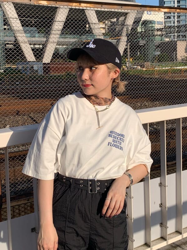 その他のTシャツ/カットソー、ホワイト系のTシャツ/カットソー、ブラック系のその他パンツを着用したレディースの夏コーディネートの3枚目の写真