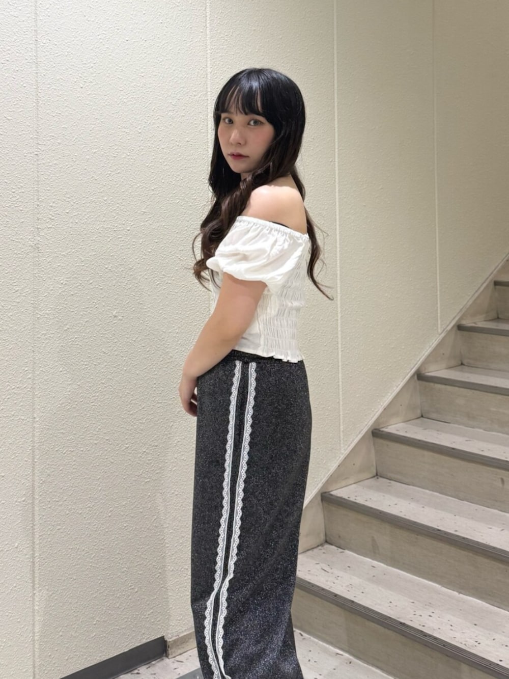 グリーン系のパンプス、ブラック系のその他パンツ、ホワイト系のシャツ/ブラウスを着用したレディースの夏コーディネートの5枚目の写真