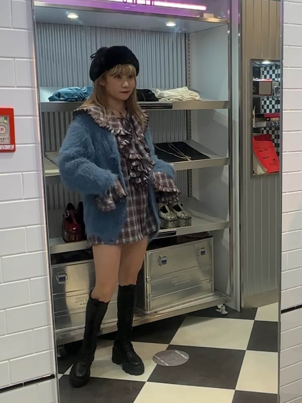 ブラウン系のシャツ/ブラウス、ブルー系のカーディガン/ボレロ、ブラック系のブーツを着用したレディースの秋コーディネートの2枚目の写真