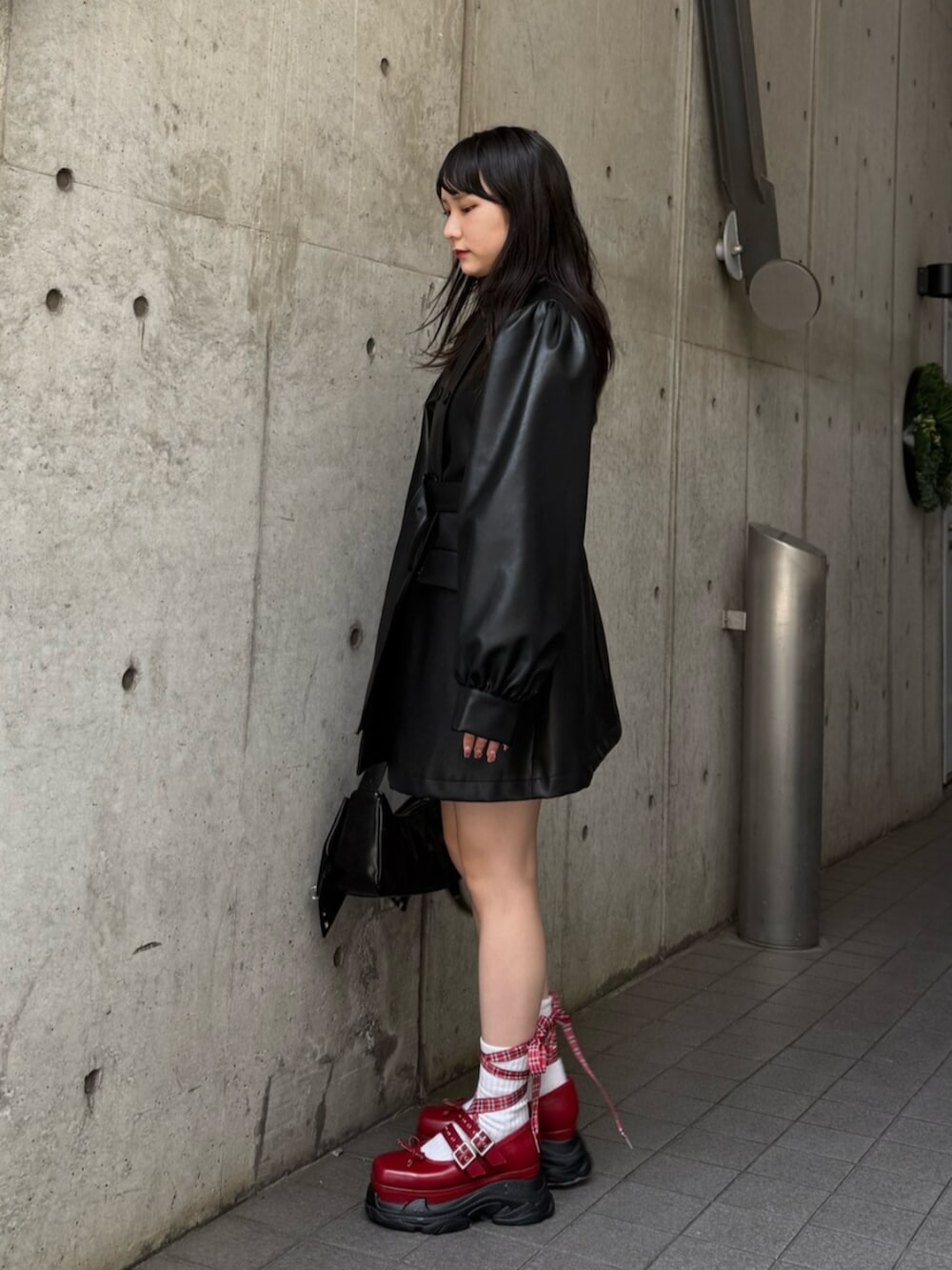 ブラック系のその他アウター、レッド系のスニーカーを着用したレディースの夏コーディネートの2枚目の写真