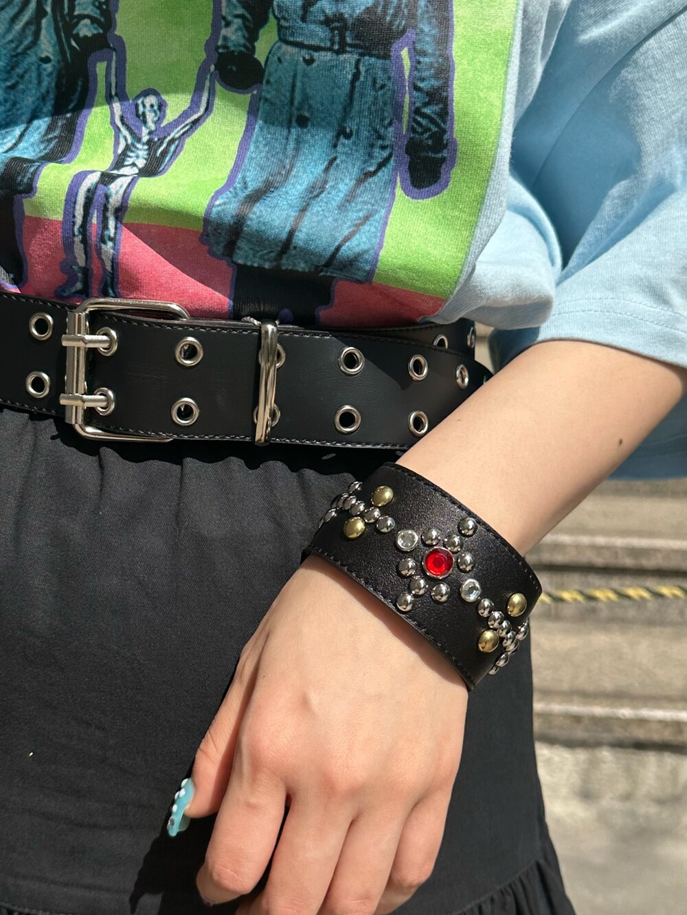 ブルー系のTシャツ/カットソー、ブラック系のショルダーバッグ、ブラック系のスカートを着用したレディースの春コーディネートの9枚目の写真