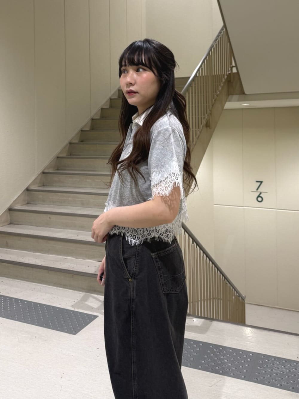 ブラック系のブーツ、ブラック系のデニムパンツ、グレー系のTシャツ/カットソーを着用したレディースの夏コーディネートの5枚目の写真