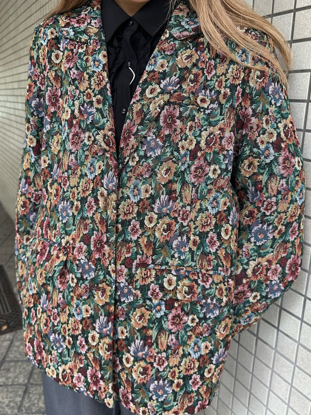 ブラック系のテーラードジャケット、グレー系のその他パンツ、ブラック系のシャツ/ブラウスを着用したレディースの秋コーディネートの5枚目の写真