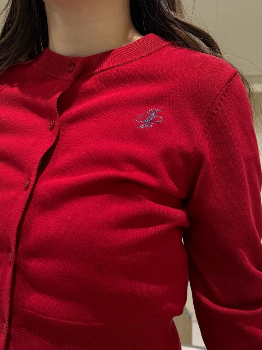 ブラック系のブーツ、ホワイト系のハンドバッグ、ブラック系のその他パンツを着用したレディースの春コーディネートの9枚目の写真