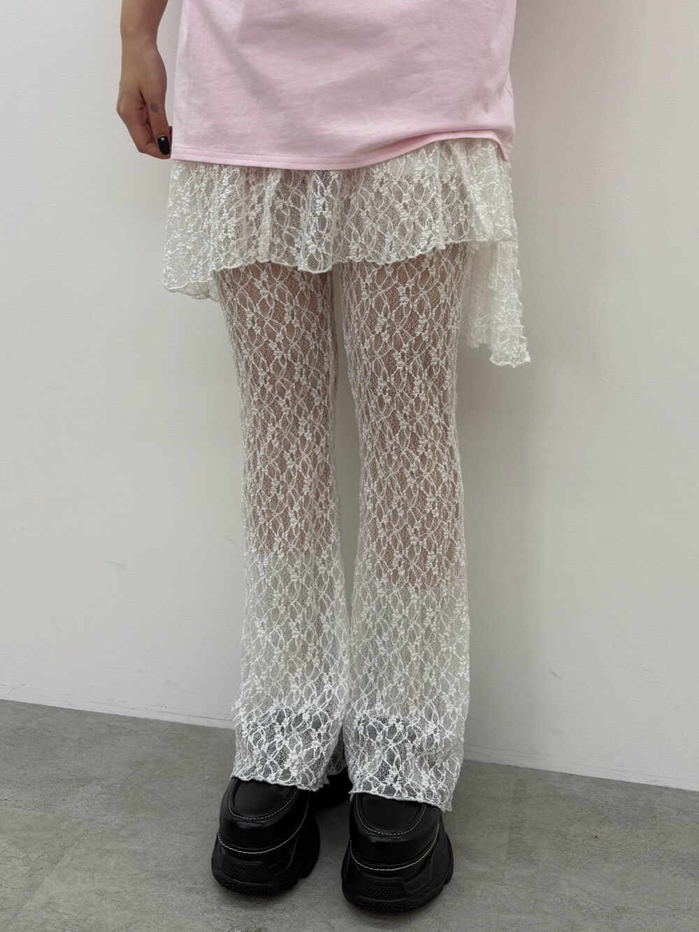 ピンク系のTシャツ/カットソー、ホワイト系のその他パンツ、ブラック系のスニーカーを着用したレディースの春コーディネートの8枚目の写真