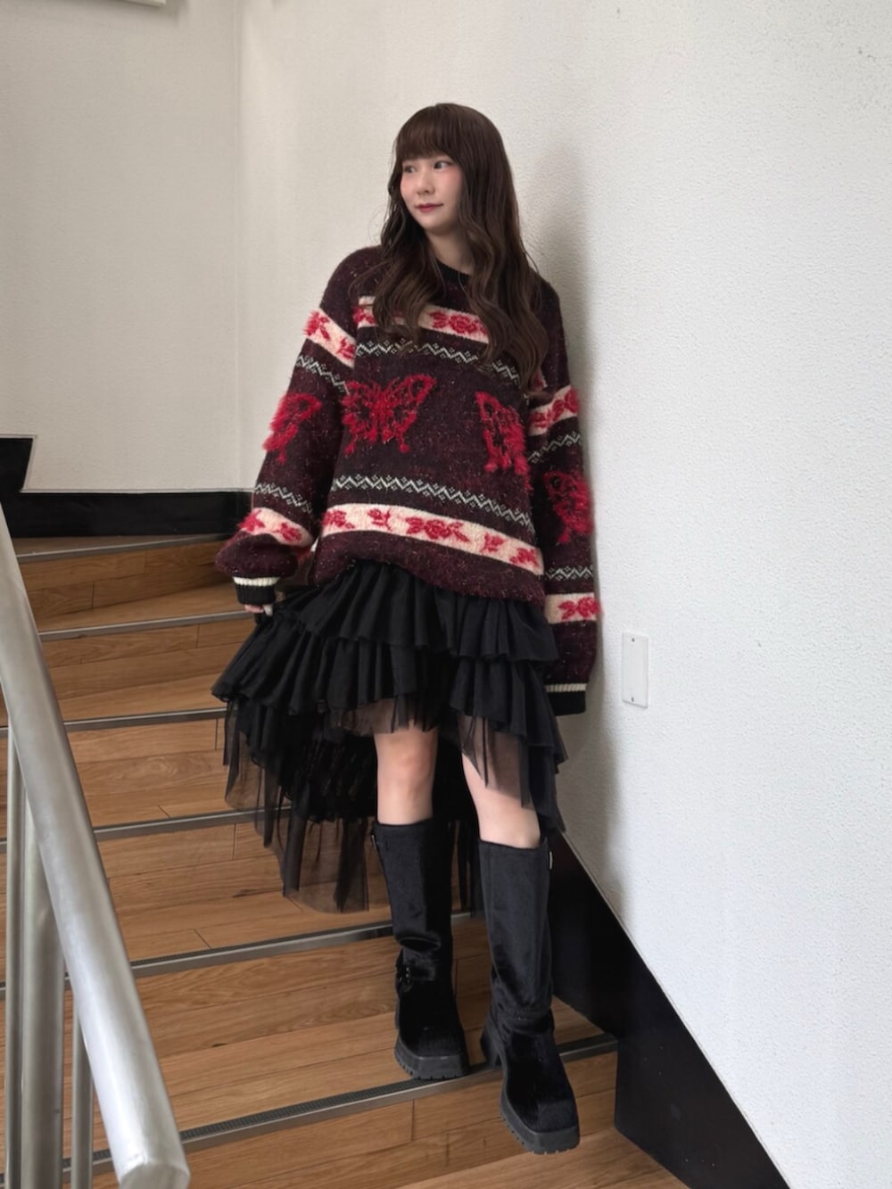ブラック系のブーツ、ブラック系のスカート、ブラック系のニット/セーターを着用したレディースの夏コーディネートの4枚目の写真