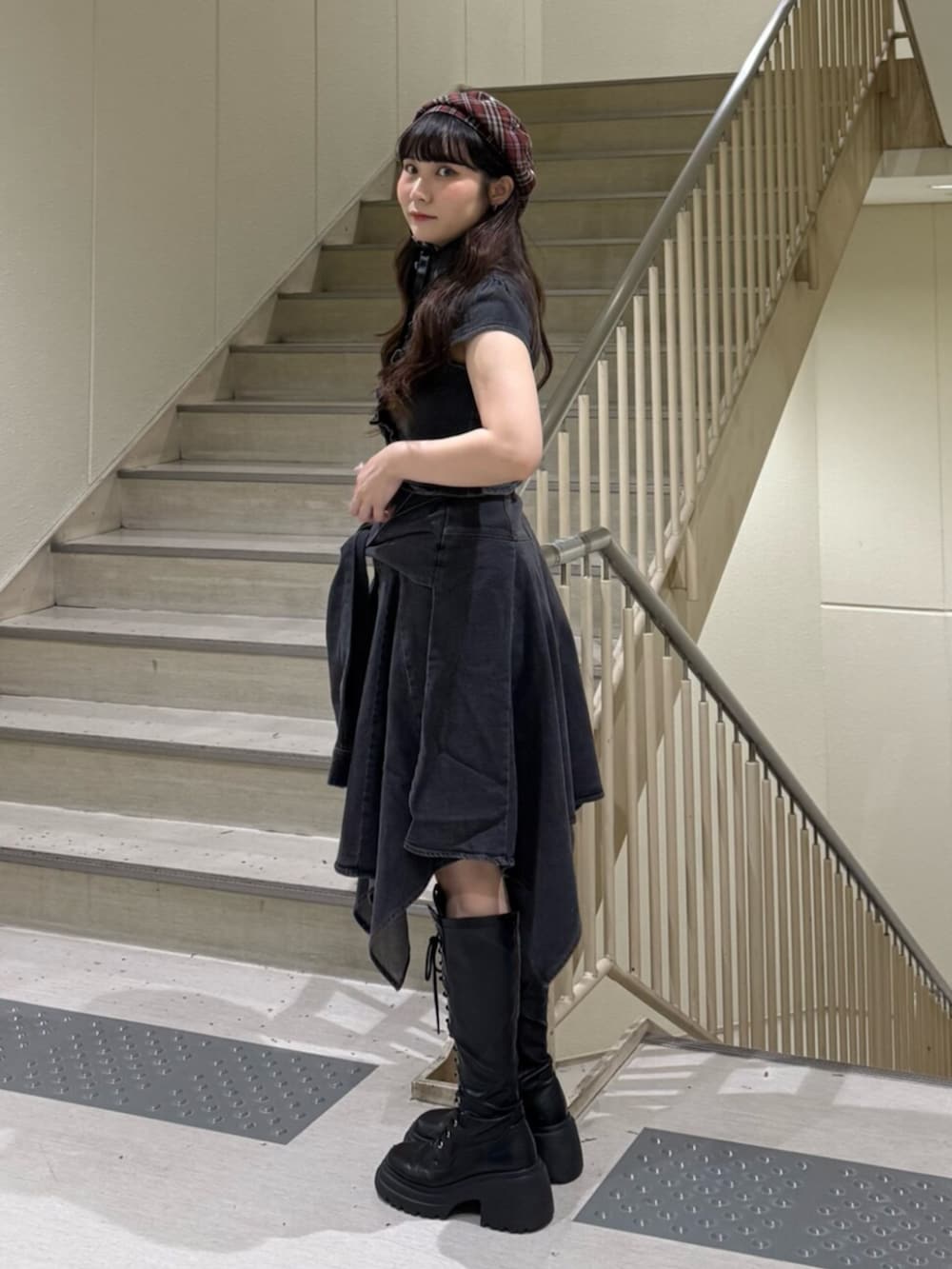 ブラック系のブーツ、ブラック系のシャツ/ブラウス、ブラック系のスカートを着用したレディースの夏コーディネートの2枚目の写真