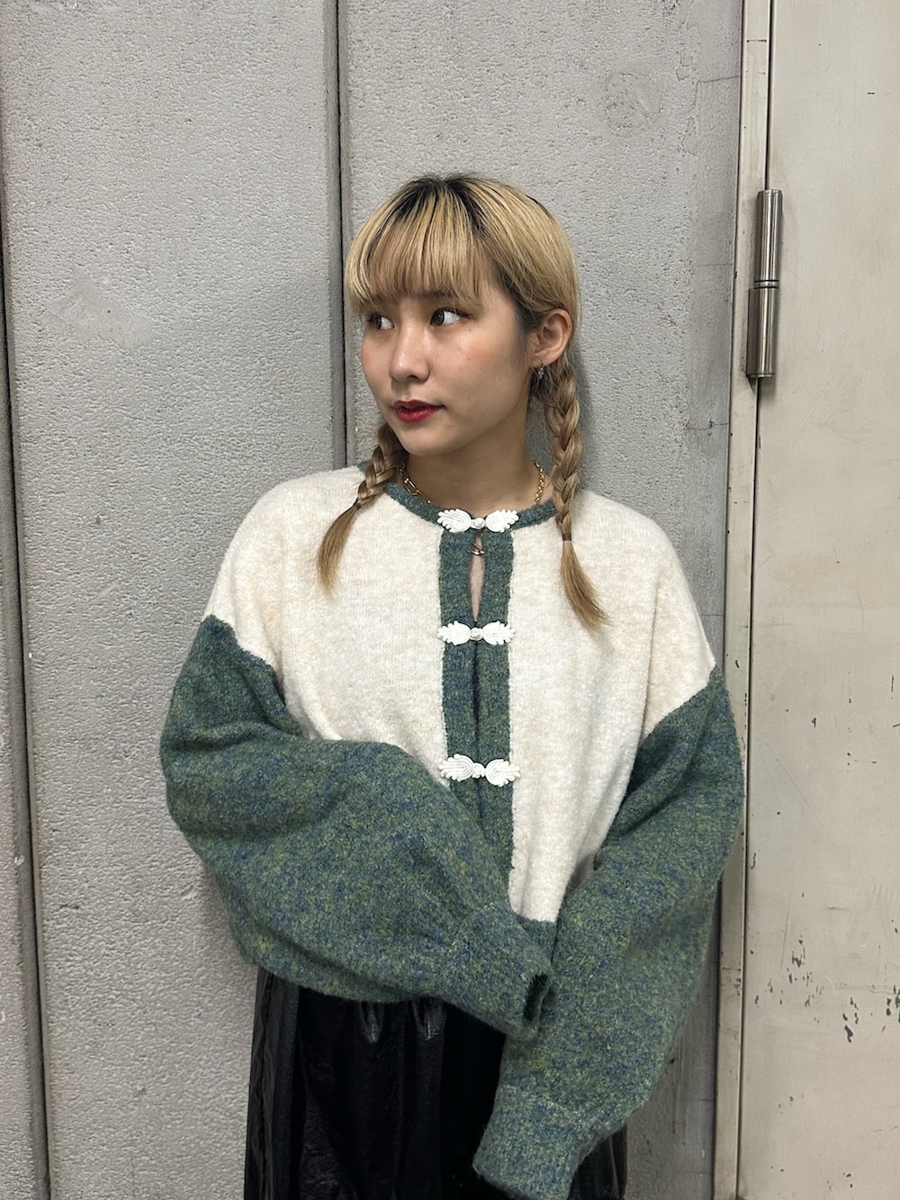 ホワイト系のカーディガン/ボレロ、ブラック系のスカート、ブラック系のブーツを着用したレディースの秋コーディネートの4枚目の写真