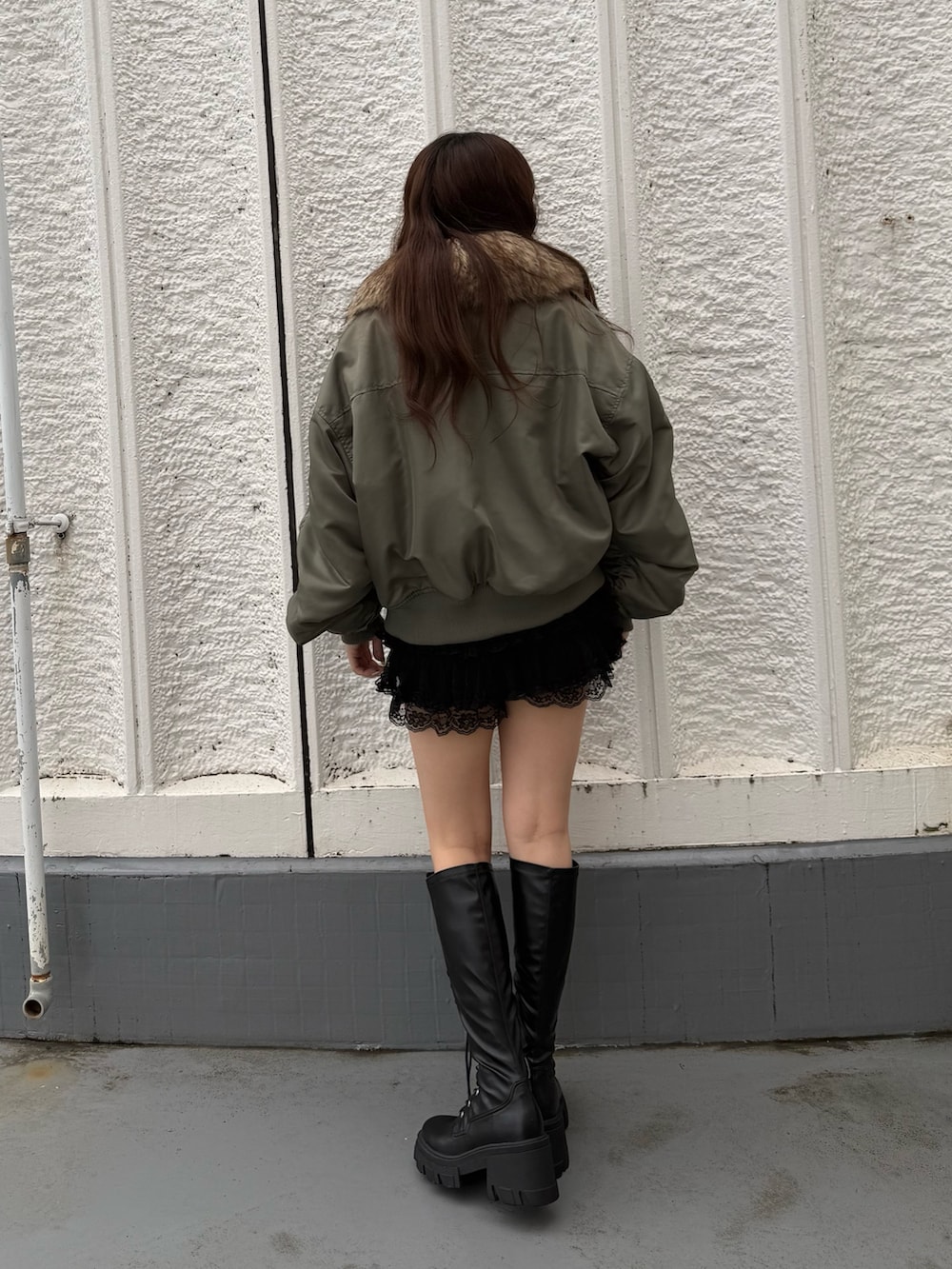 グレー系のTシャツ/カットソー、グリーン系のMA-1、ブラック系のその他パンツを着用したレディースの秋コーディネートの3枚目の写真