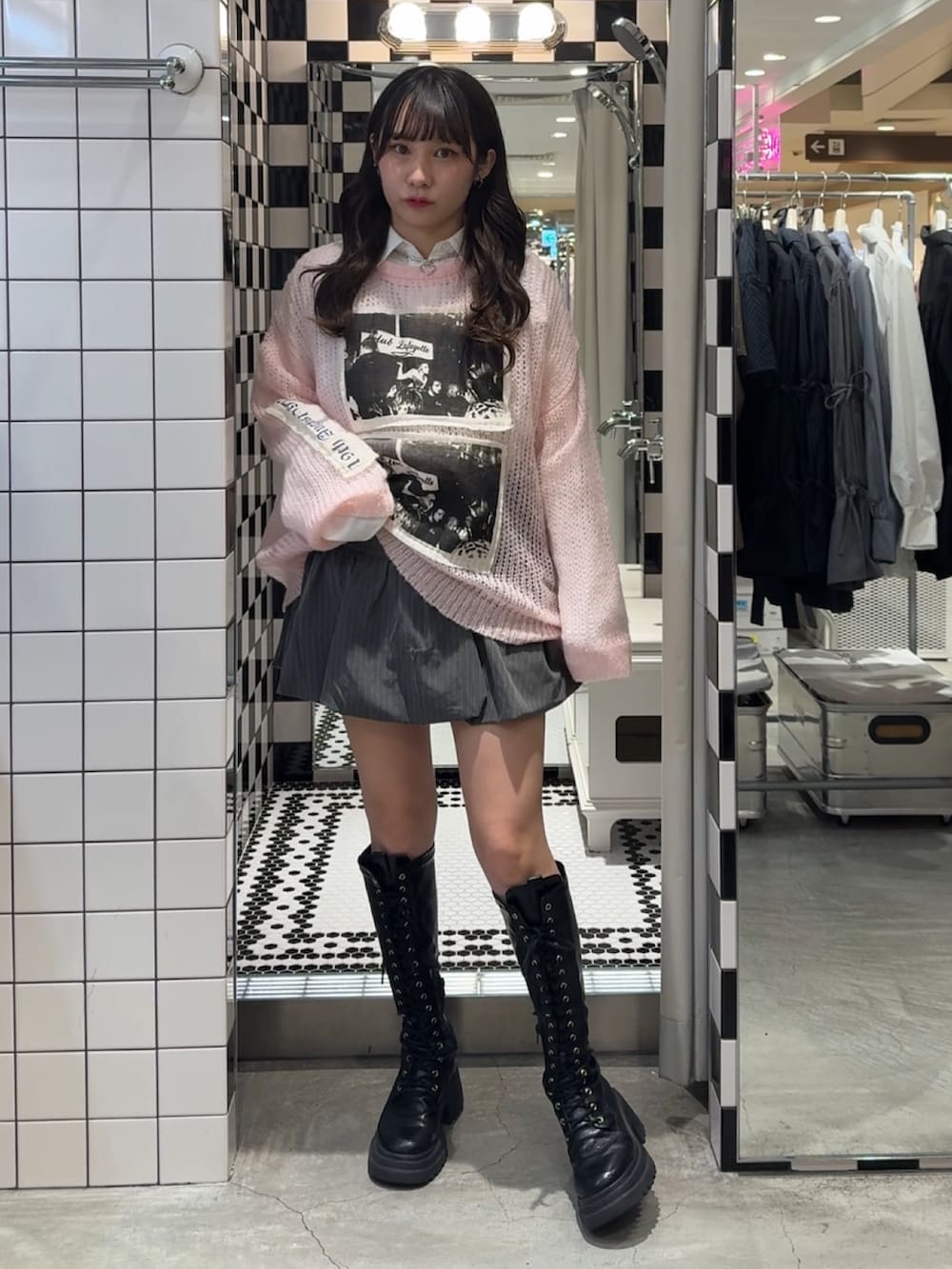 ブラック系のブーツ、グレー系のスカート、ホワイト系のシャツ/ブラウスを着用したレディースの冬コーディネートの2枚目の写真