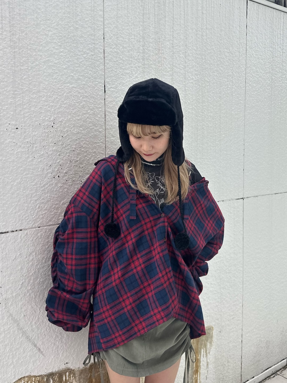 ブルー系のシャツ/ブラウス、ブラック系のTシャツ/カットソー、ブラック系のスカートを着用したレディースの冬コーディネートの3枚目の写真