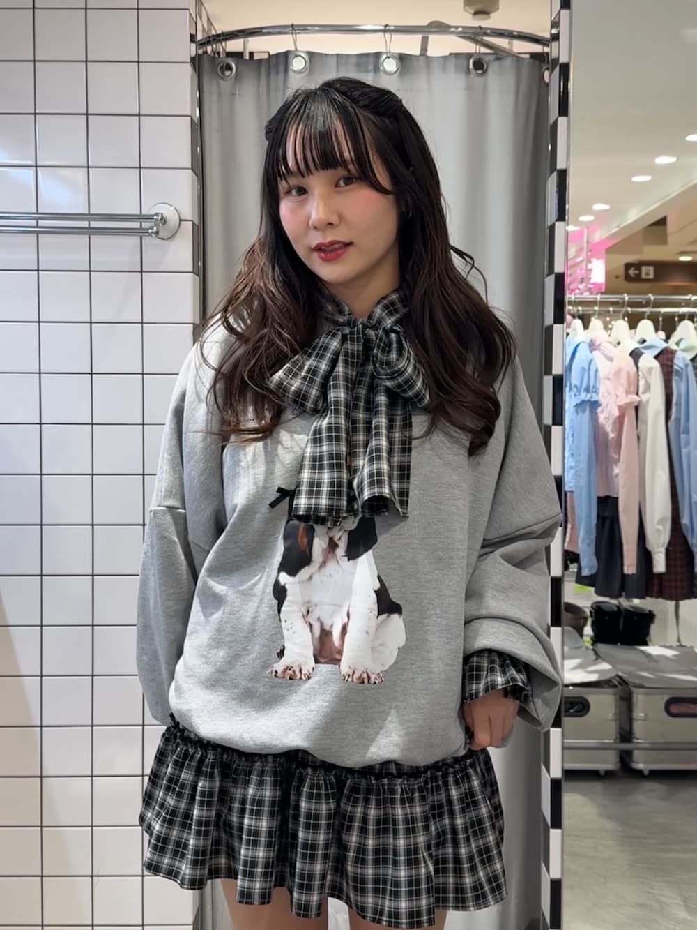 ブラック系のワンピース、グレー系のスウェット、ブラック系のローファーを着用したレディースの冬コーディネートの8枚目の写真