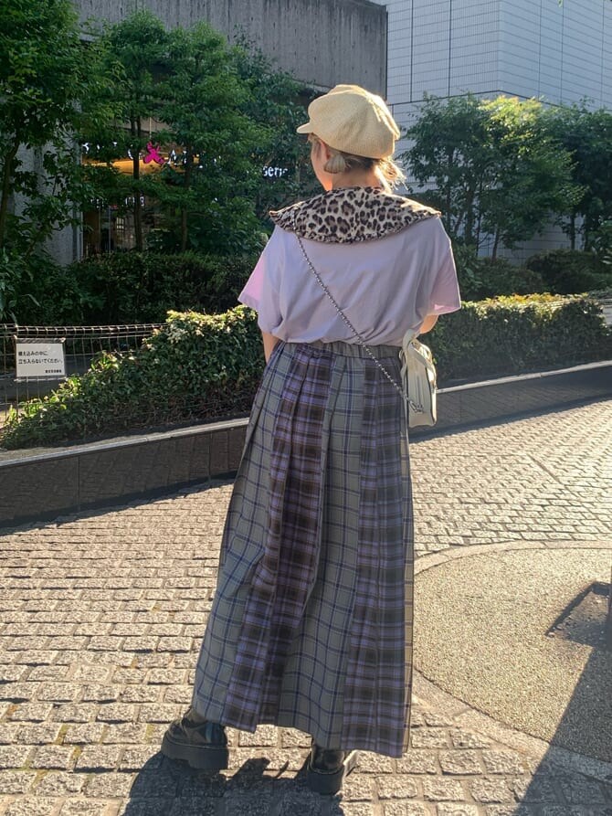 パープル系のTシャツ/カットソー、パープル系のスカート、ホワイト系のボストンバッグを着用したレディースの夏コーディネートの3枚目の写真