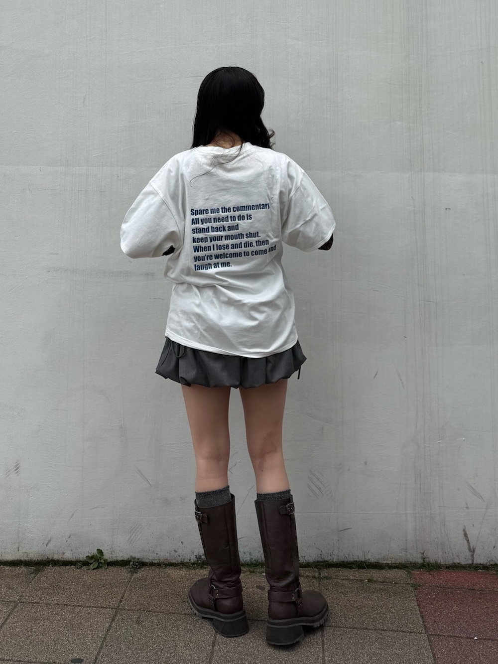 グレー系のスカート、ホワイト系のTシャツ/カットソー、ブラック系のTシャツ/カットソーを着用したレディースの春コーディネートの3枚目の写真