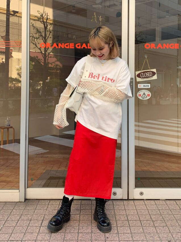 ホワイト系のTシャツ/カットソー、ホワイト系のTシャツ/カットソー、ホワイト系のハンドバッグを着用したレディースの春コーディネートの2枚目の写真