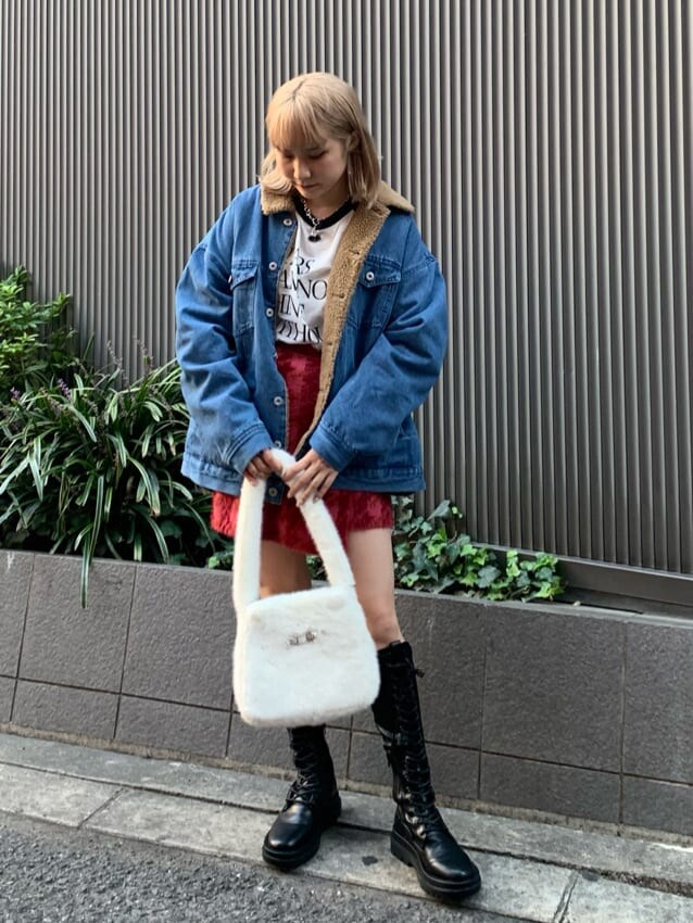 ブルー系のその他アウター、ホワイト系のTシャツ/カットソー、ピンク系のスカートを着用したレディースの秋コーディネートの2枚目の写真