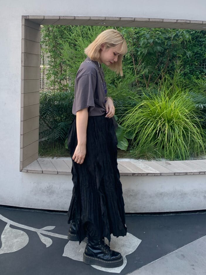 ブラック系のワンピース、ブラック系のハンドバッグ、シルバー系のネックレスを着用したレディースの夏コーディネートの3枚目の写真