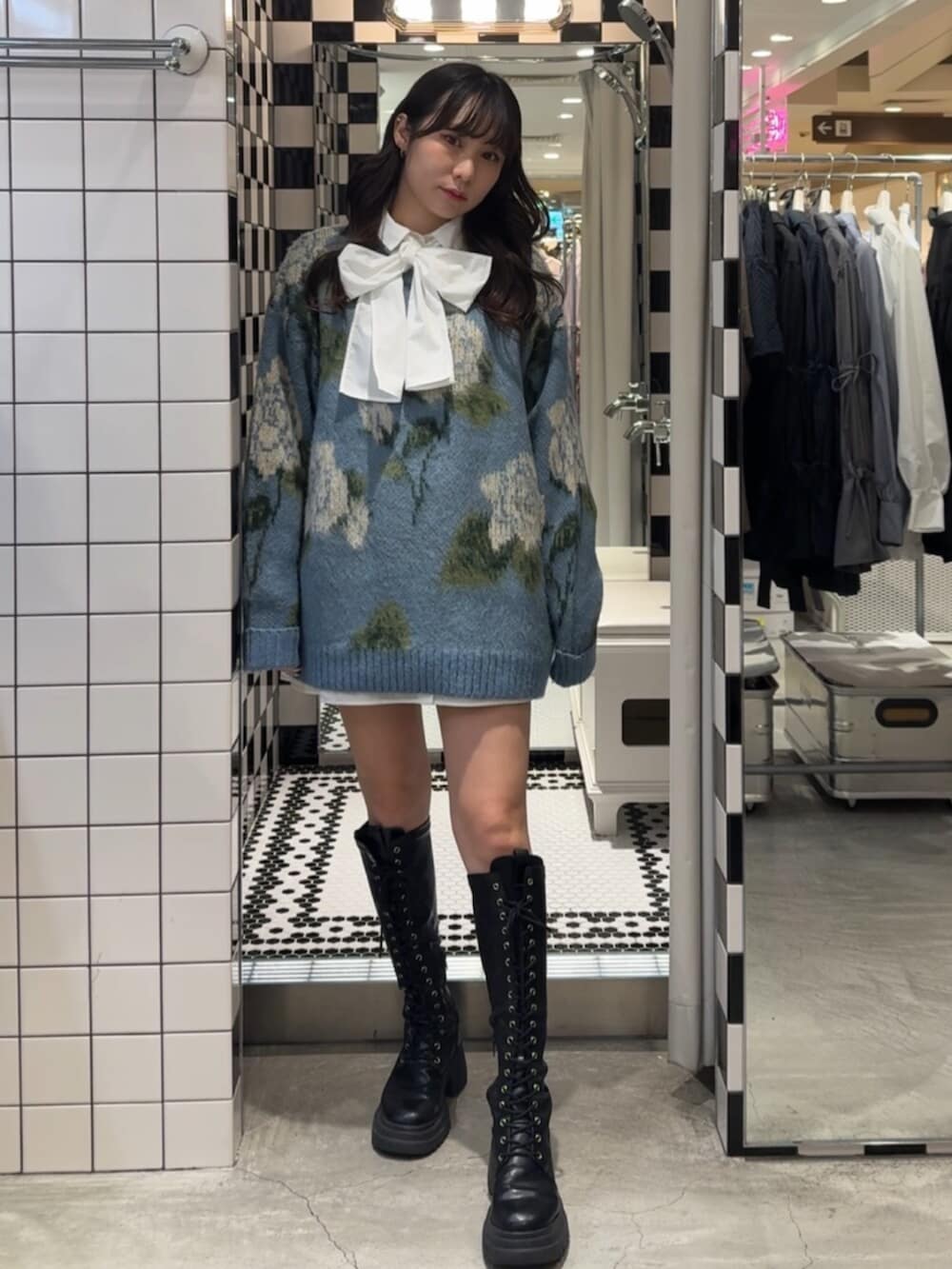 ブラック系のブーツ、ホワイト系のシャツ/ブラウス、ブルー系のニット/セーターを着用したレディースの冬コーディネートの5枚目の写真