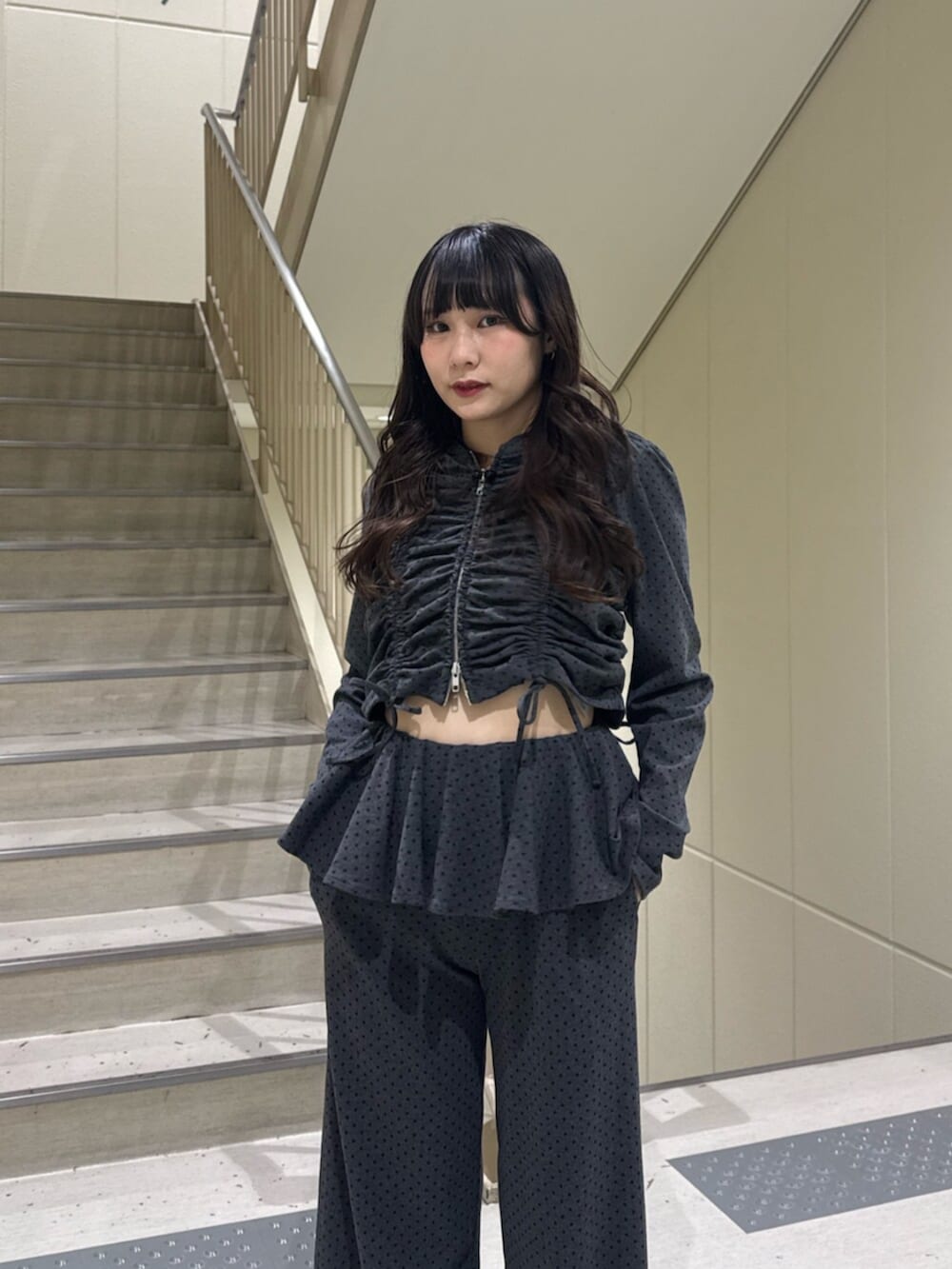 グレー系のスウェットパンツ、ブラック系のパーカー、グリーン系のパンプスを着用したレディースの春コーディネートの7枚目の写真