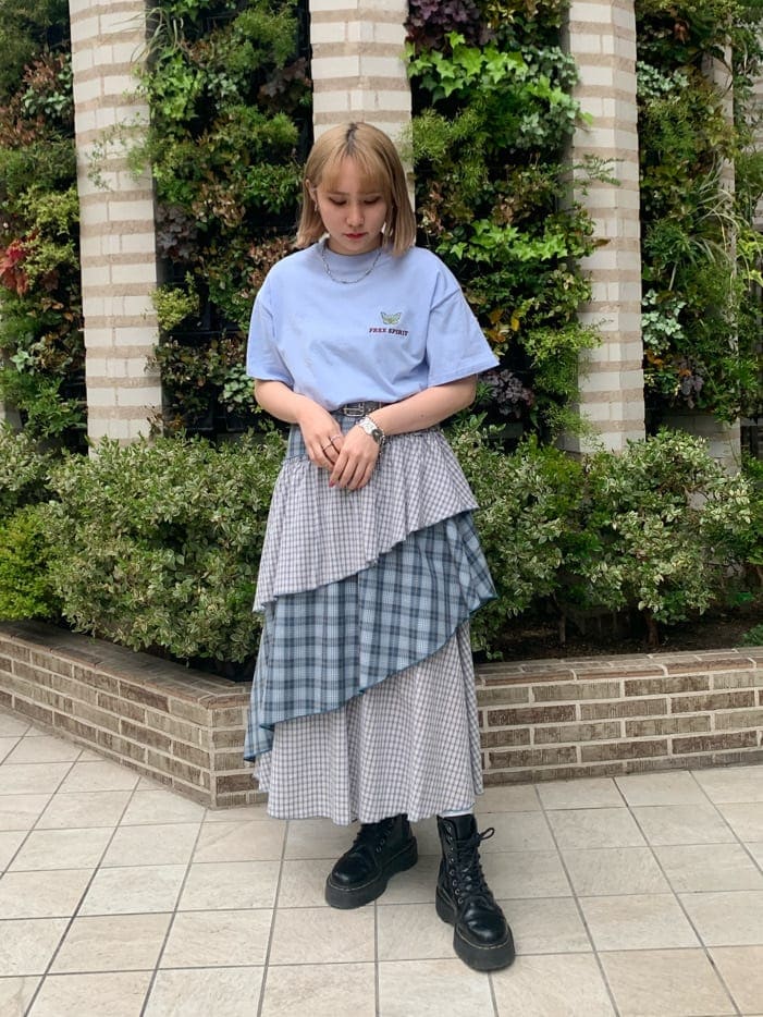 ブラック系のブーツ、ブルー系のTシャツ/カットソー、ブルー系のスカートを着用したレディースの春コーディネートの2枚目の写真