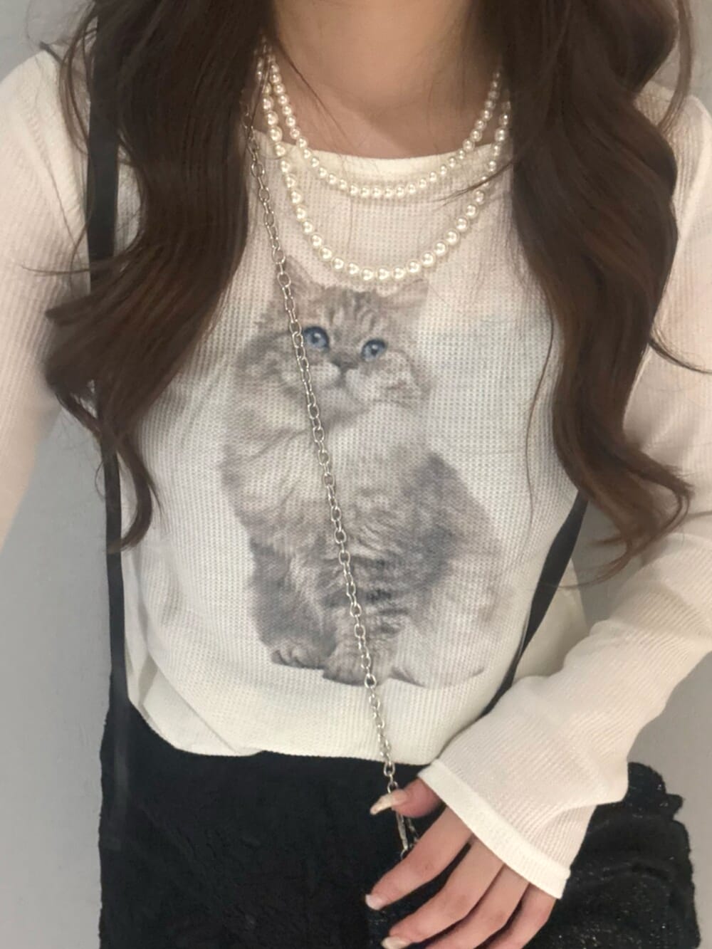 ホワイト系のTシャツ/カットソー、ブラック系のサンダル、ブラック系のその他パンツを着用したレディースの夏コーディネートの6枚目の写真