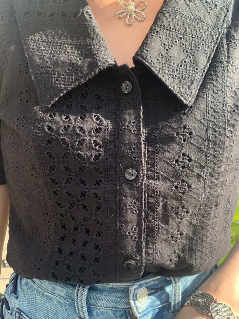 ブラック系のシャツ/ブラウス、ブルー系のデニムパンツ、ホワイト系のチョーカーを着用したレディースの夏コーディネートの6枚目の写真