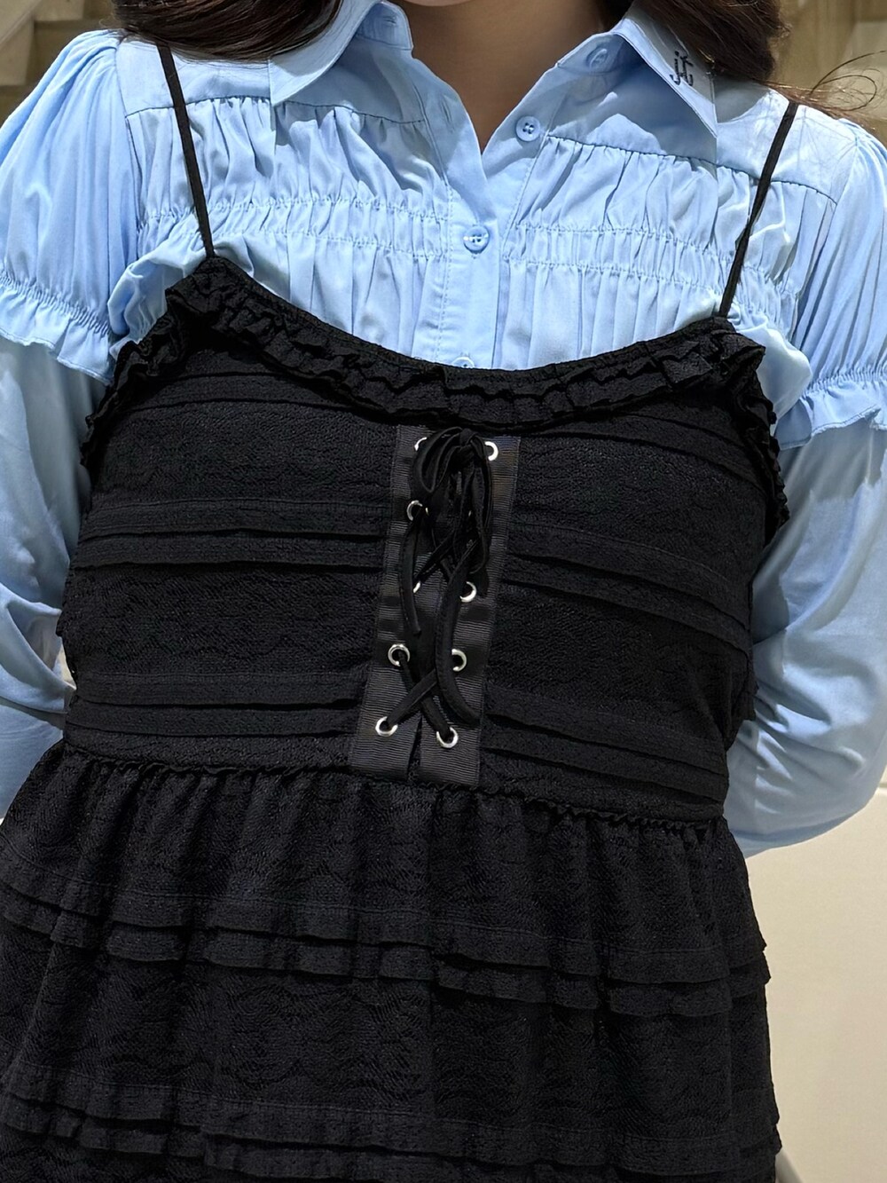 ブラック系のワンピース、ブルー系のシャツ/ブラウスを着用したレディースの冬コーディネートの8枚目の写真