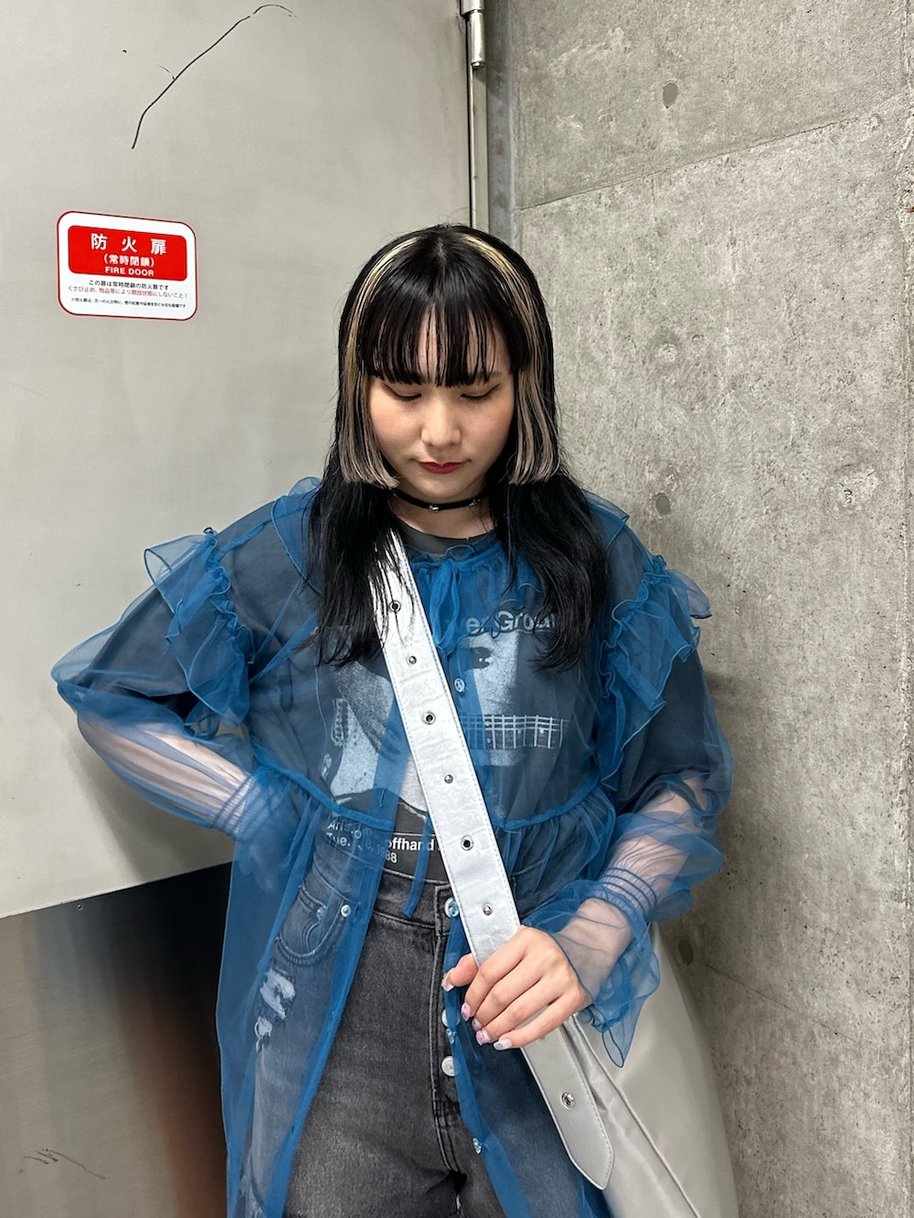 ブルー系のシャツ/ブラウス、ブラック系のTシャツ/カットソー、ブラック系のデニムパンツを着用したレディースの春コーディネートの4枚目の写真