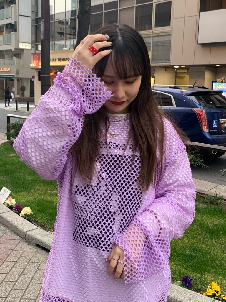 ホワイト系のTシャツ/カットソー、ブルー系のデニムパンツ、ブラック系のブーツを着用したレディースの春コーディネートの2枚目の写真
