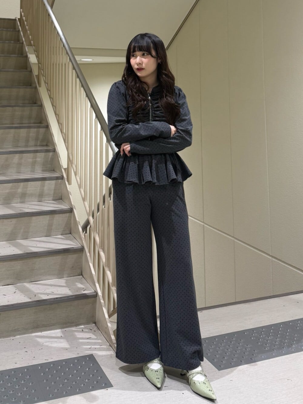 グレー系のスウェットパンツ、ブラック系のパーカー、グリーン系のパンプスを着用したレディースの春コーディネートの5枚目の写真