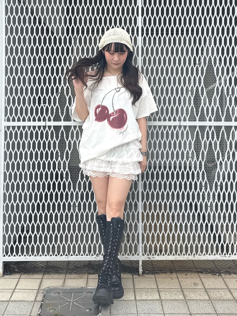 ブラック系のブーツ、ホワイト系のTシャツ/カットソー、ホワイト系のその他パンツを着用したレディースの夏コーディネートの4枚目の写真