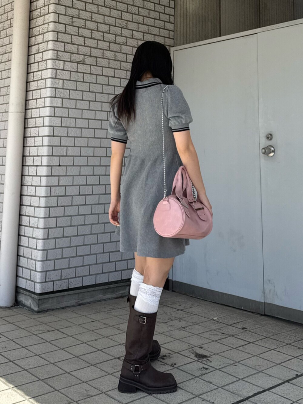 グレー系のワンピース、ピンク系のボストンバッグを着用したレディースの夏コーディネートの3枚目の写真