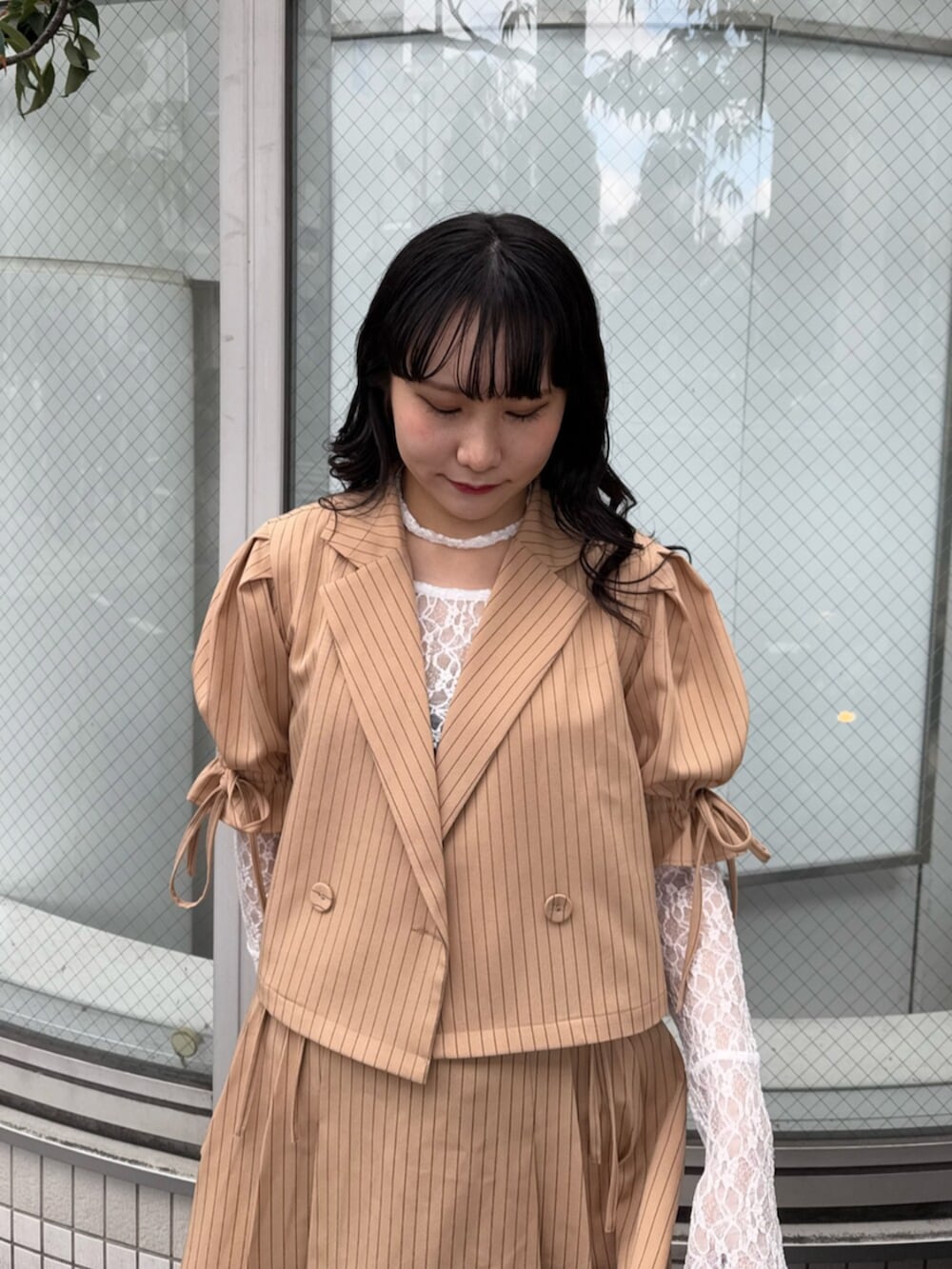 ブラック系のブーツ、ホワイト系のTシャツ/カットソー、ベージュ系のテーラードジャケットを着用したレディースの冬コーディネートの6枚目の写真