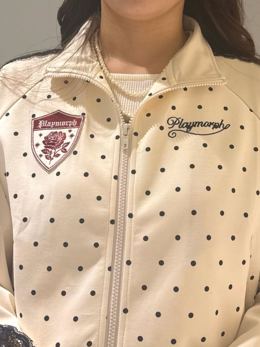 ホワイト系のTシャツ/カットソー、ブラック系のその他パンツ、ホワイト系のピアス(両耳用)を着用したレディースの夏コーディネートの7枚目の写真