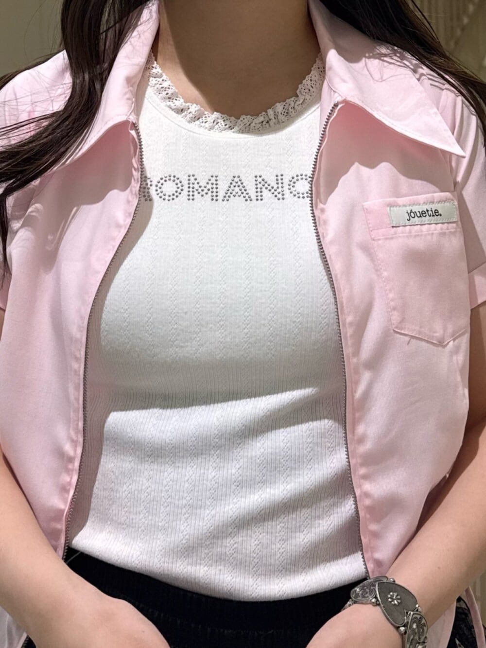 ブラック系のブーツ、ブラック系のその他パンツ、ピンク系のシャツ/ブラウスを着用したレディースの夏コーディネートの8枚目の写真