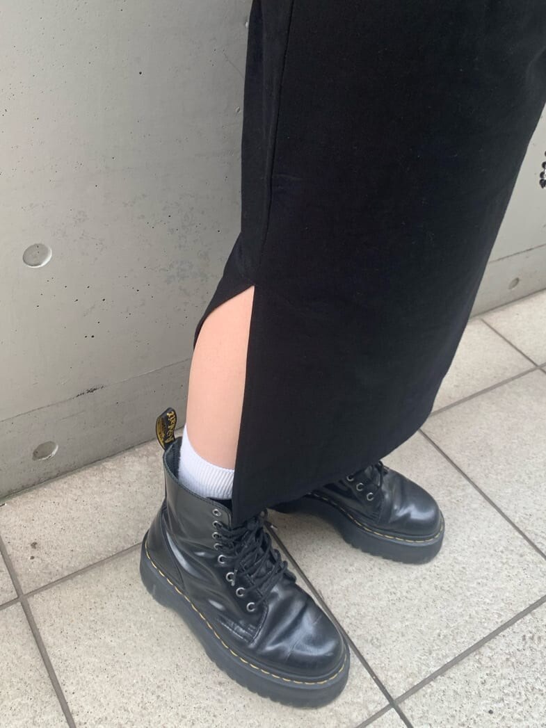 ホワイト系のボストンバッグ、ブラック系のワンピース、グリーン系のバングル/リストバンドを着用したレディースの春コーディネートの6枚目の写真